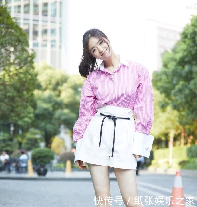 蒋欣又瘦出新高度, 粉色衬衫配白短裤, 看起来80斤不到!