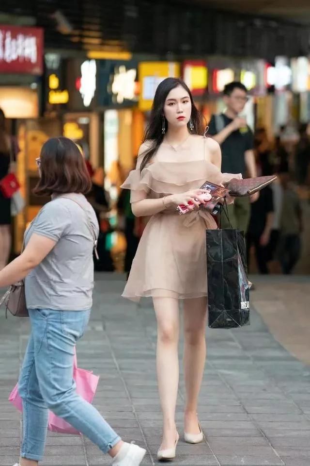 身穿|街拍:身穿紧身裙的小美女,凸显优美纤细的身形,笑容甜美可爱