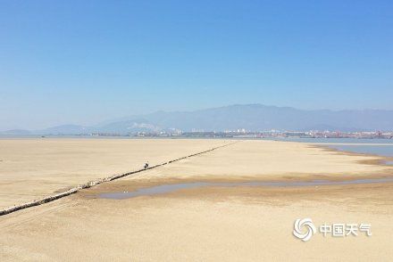  「真容」鄱阳湖水位持续走低 湖底600年古桥露真容