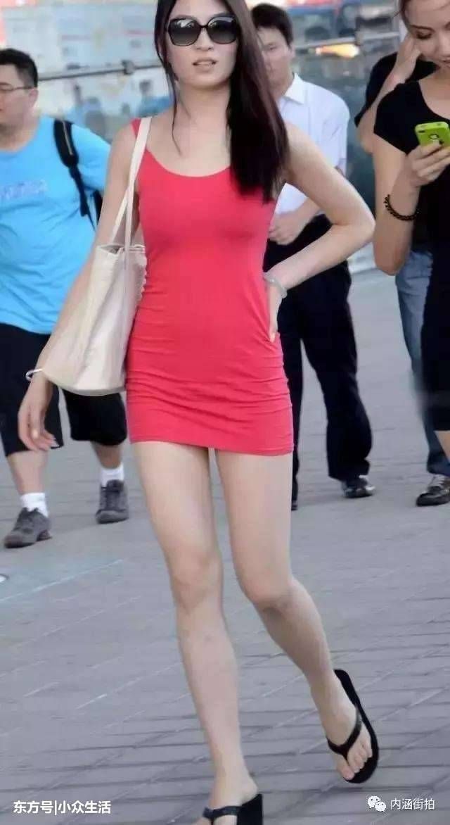 街拍:20多岁丰腴的美少妇，最后小姐姐甩头洒脱不羁