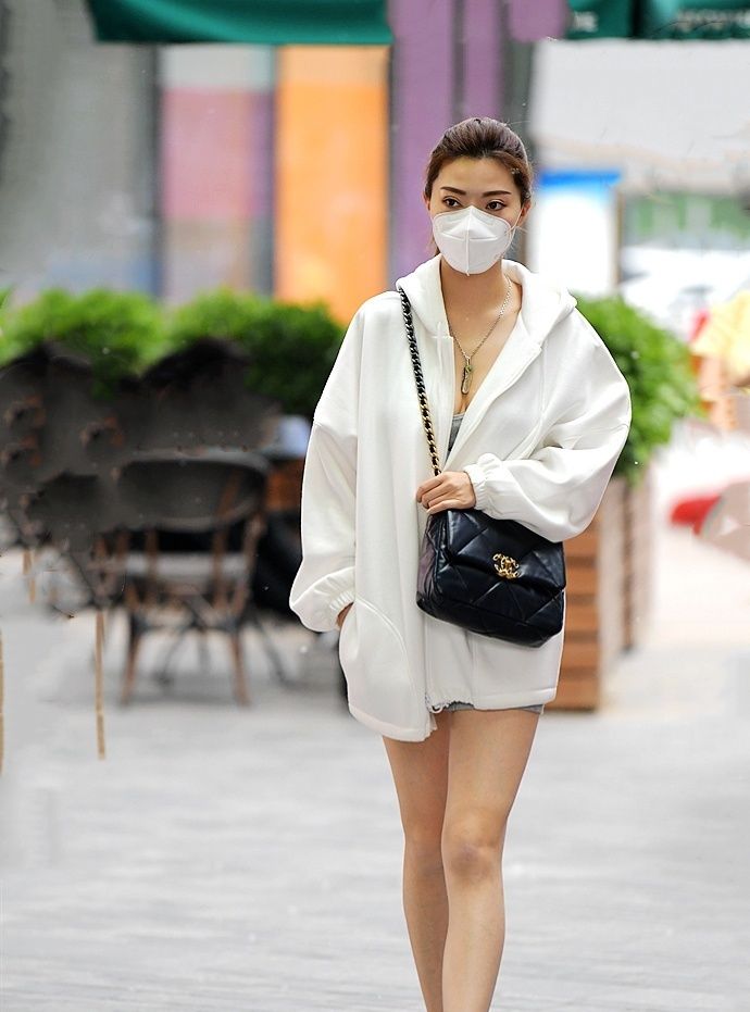 『服饰』街拍:让服饰搭配更有章法的白色口罩美女