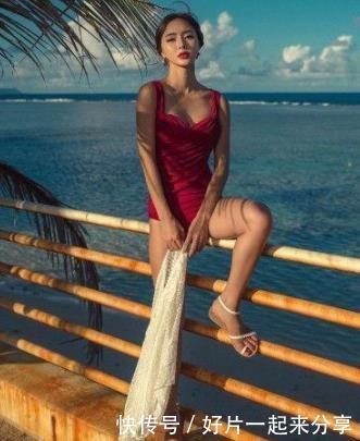 时尚青春的泳衣美女，穿出性感迷人身段，宛如优美的风景一般！