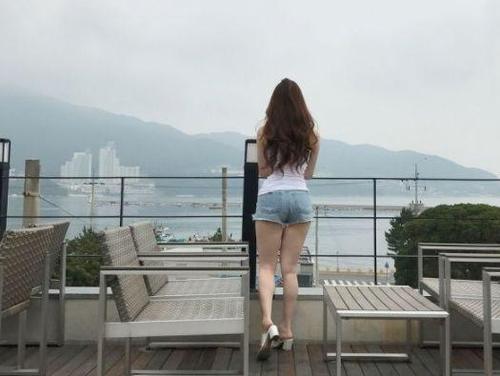 牛仔短裤的美，让你全身散发出迷人光彩！