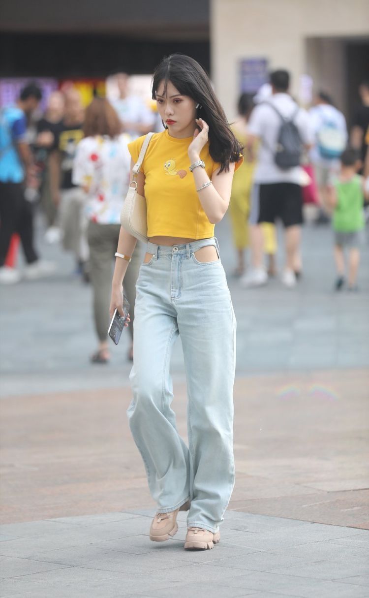 「 迷人」就已经很迷人了，街拍：图三小姐姐的背影