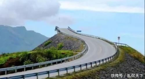 世界上最奇特的公路:远看只有半截,司机像是开进了云端