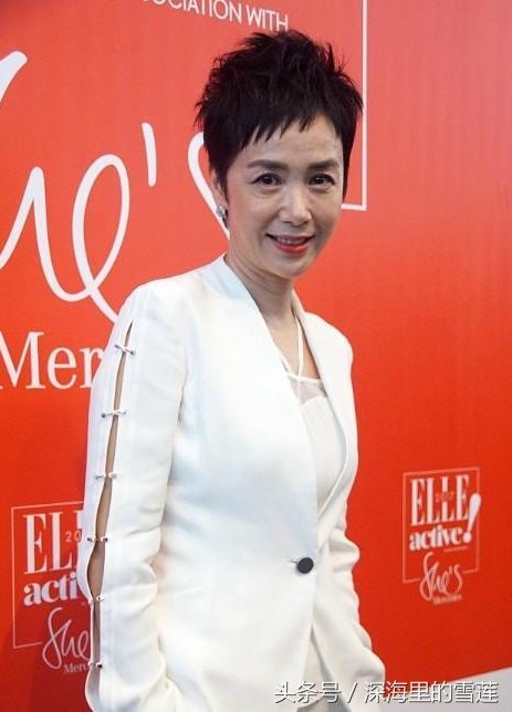 蒋雯丽和许晴同是48岁,一个老的让人心碎,一个嫩的能掐出水