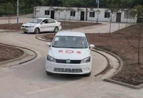 为啥不考C1驾驶证要改考C2?车管所:这都是