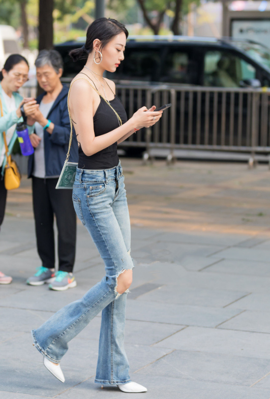 街拍：：阳光下的美女似乎在发光，被图3的年轻妈妈深深迷住！