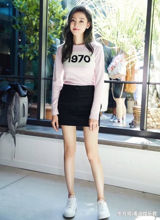 张天爱的胯宇宙第一宽，宽松牛仔裤穿成紧身裤，网友:笑死我了