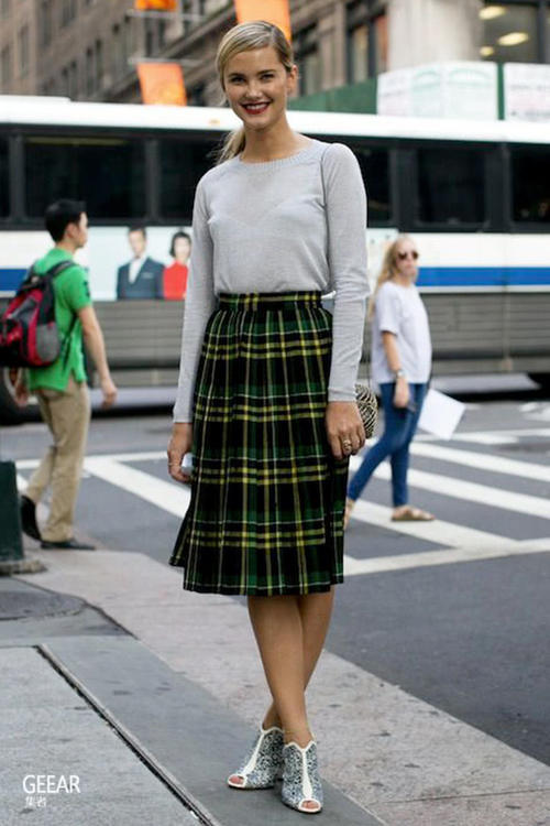 让时尚达人教你把格子裙怎样穿出经典时髦感!