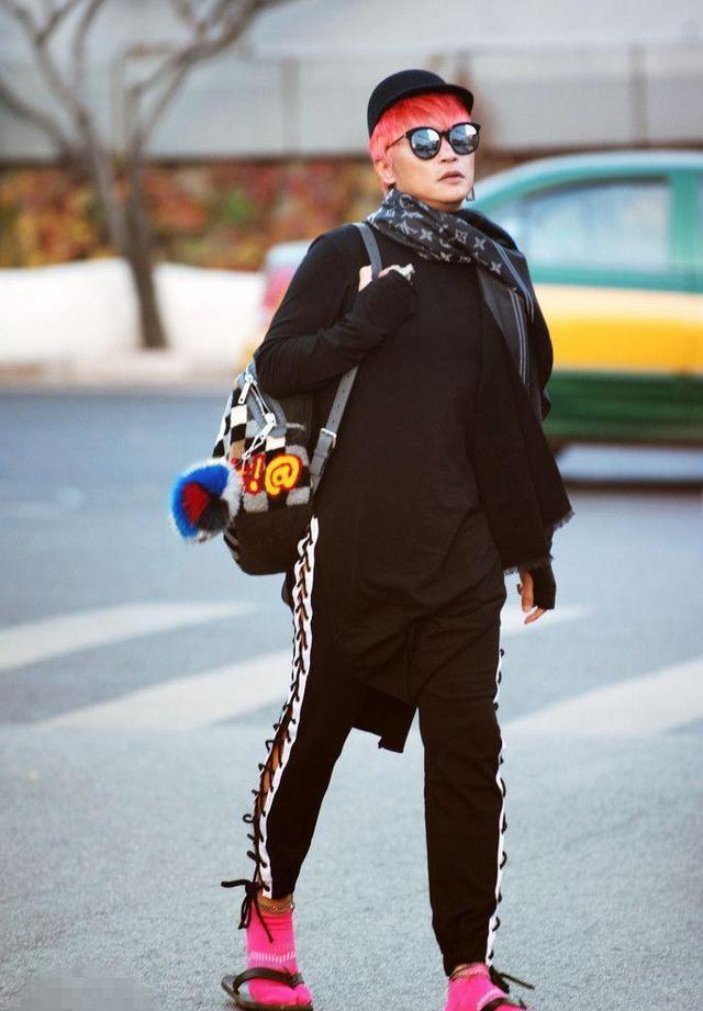 厉害了陈志朋! 胸前挂圈卫生纸也敢走红毯? 钟丽缇都没你疯狂!