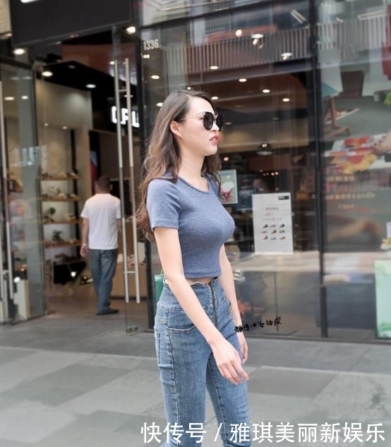 舒适度:牛仔裤随性大方,还凸显优越的身材