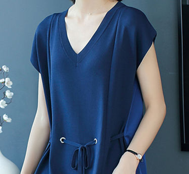 49岁老婆上班这样穿，高雅冷淡裙+高跟鞋，高挑减龄，真好看