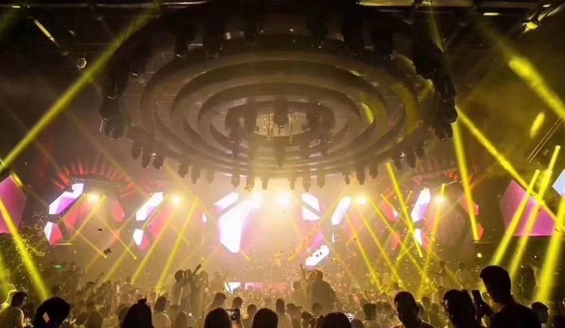 买醉向左，艳遇向右，带你见识下真实的成都九眼桥酒吧一条街