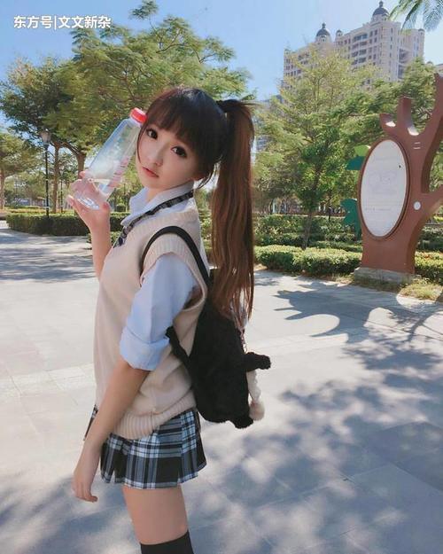 街拍：性感时尚的小姐姐，惹火美女颜值逆天，秀性感好身材！