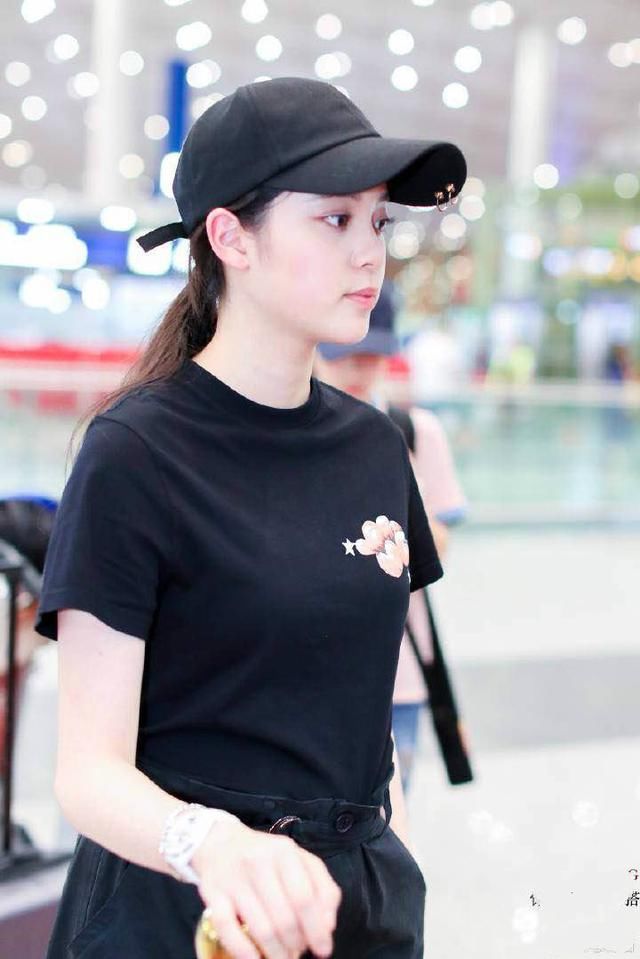 欧阳娜娜终于栽了，穿错裤子变成“大象腿”，网友：腿要比腰还粗