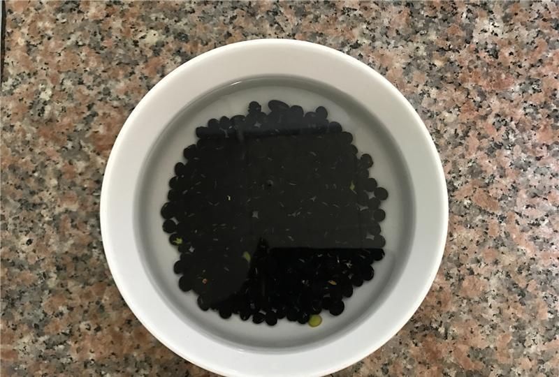  『桑葚黑豆红』白发最怕这水果，5块钱煮1大锅，每天吃点，头发乌黑，白发变少了
