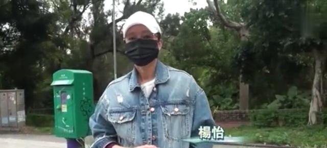 杨怡:杨怡怀孕后首现身,挺7月孕肚载母亲外出,下车接受采访很亲切