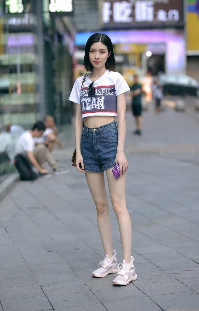 路人街拍，迷人的牛仔短裤，就算有一千条也嫌少!