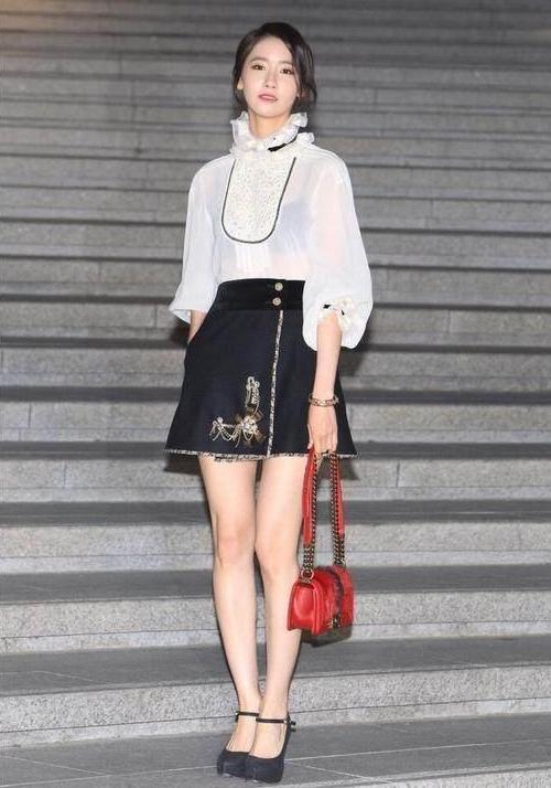 林允儿胆真肥! 穿一条蕾丝睡衣就走红毯? 网友: 韩星的时尚我不懂