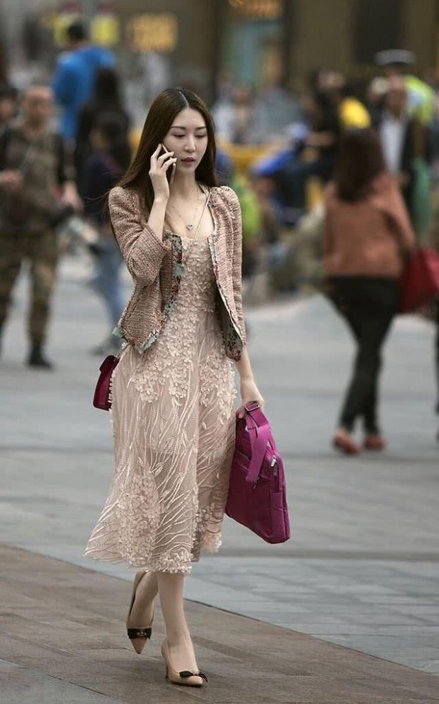 那些看上去很有女人味的穿着搭配,大多都是长裙飘飘的女子!