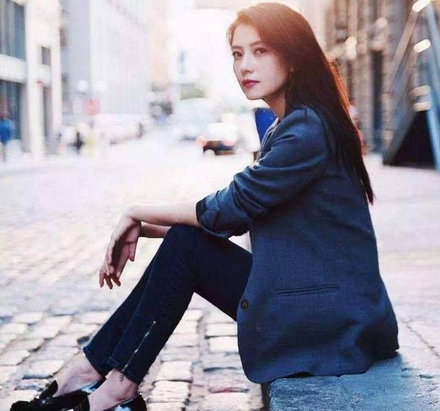 久未露面的高圆圆穿一字肩开叉裙现身，不小心穿成一字肩最美的