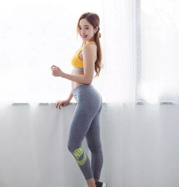 街拍美女:小姐姐打底裤穿出优雅柔美的曲线身段,凹凸有致的身材