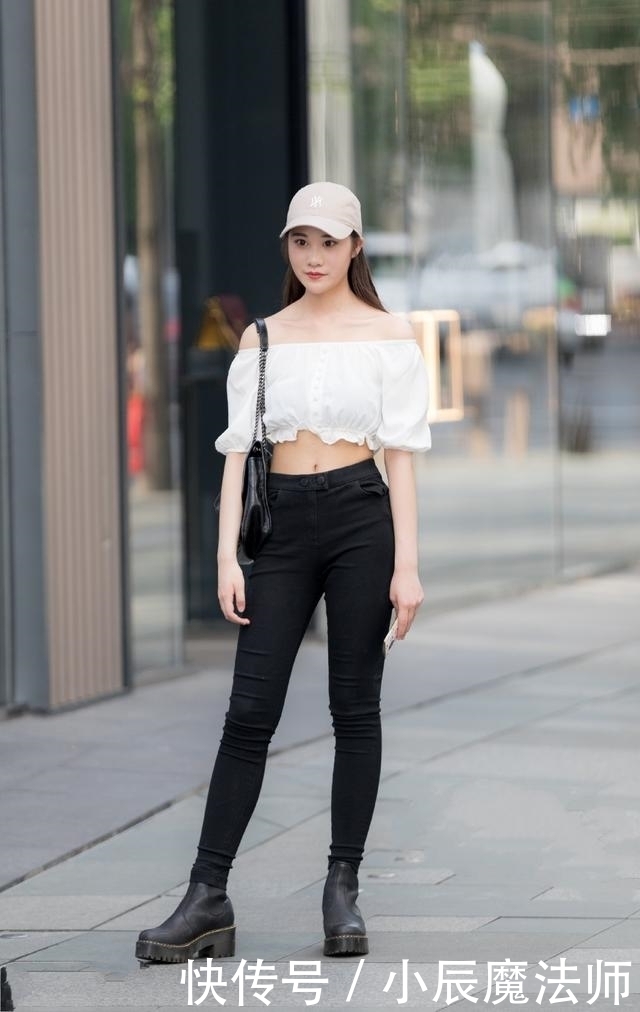  抹胸|路人街拍，美女穿了一件黑色抹胸吊带，休闲又帅气