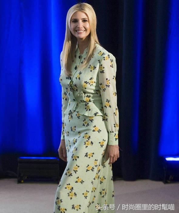 伊万卡标准“九头”身材！淡绿色印花礼服，超显第一女儿S曲线！