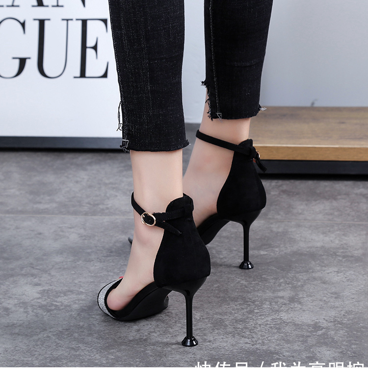 灰色与黑色融合于的高跟鞋，给人稳重成熟的感觉