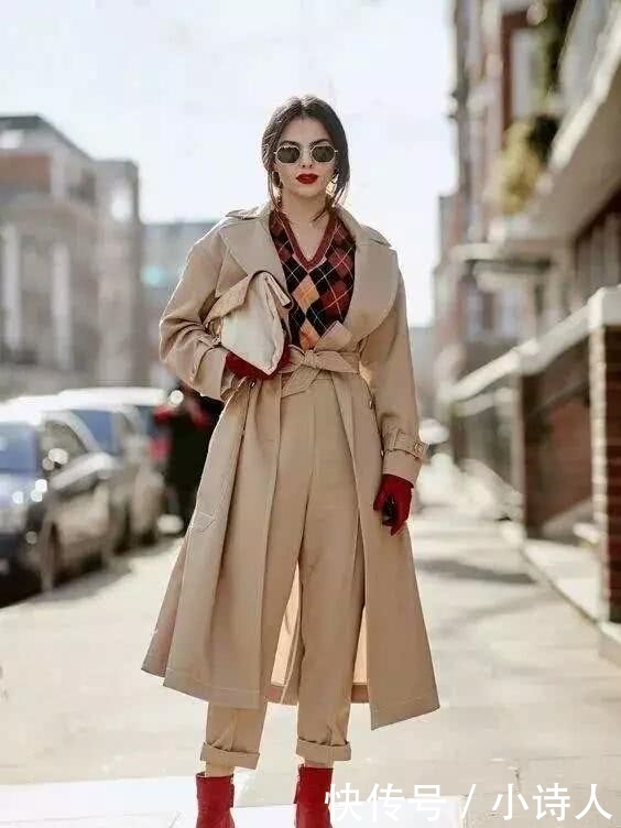 『时髦』女人不论高矮,早春穿风衣时,搭配这3双鞋子,显高又很时髦