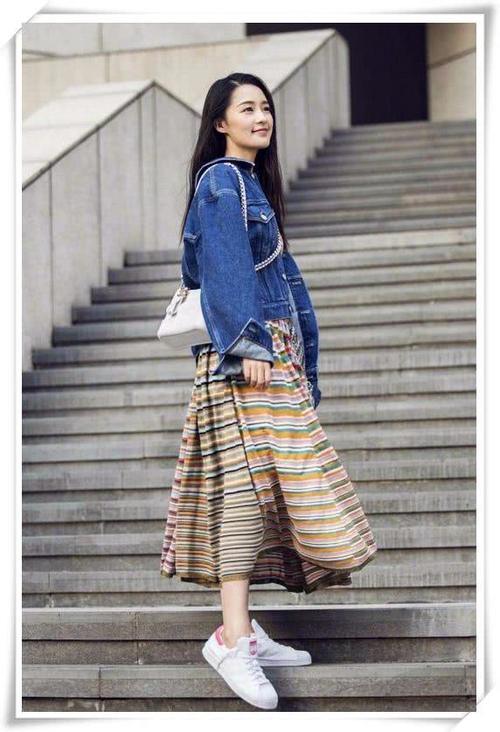 李沁够狠！西服这么短还敢玩下衣失踪，网友：这腿是真实存在的吗