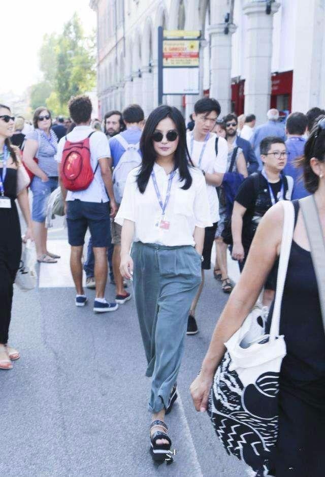 一直没觉得赵薇美，太肥，长得也没灵气，穿衣也土得很!