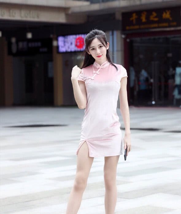 「 幼师」身穿粉色旗袍裙，美丽的“清纯多肉”姐姐，28岁的俏皮“幼师”