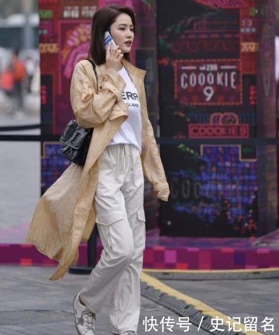 【 美女】紧身裙穿搭,展现曼妙身姿,街拍美女高挑靓丽的小姐姐