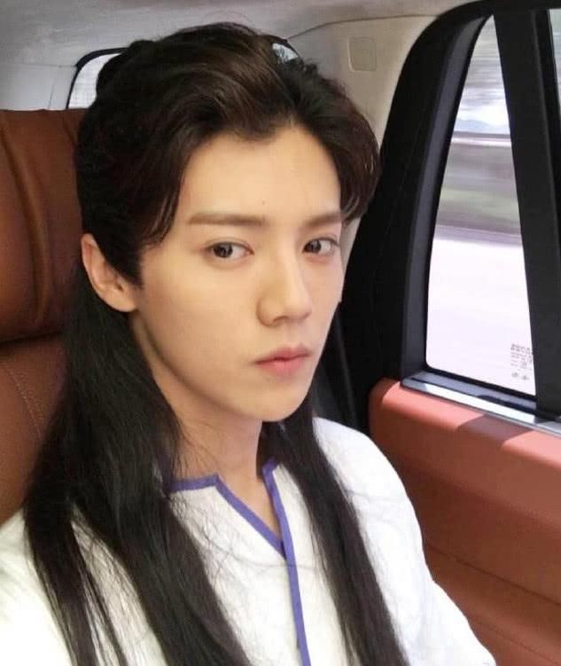 黑粉有多可怕？鹿晗差点车祸，蔡徐坤直接被攻击，他直接退出微博