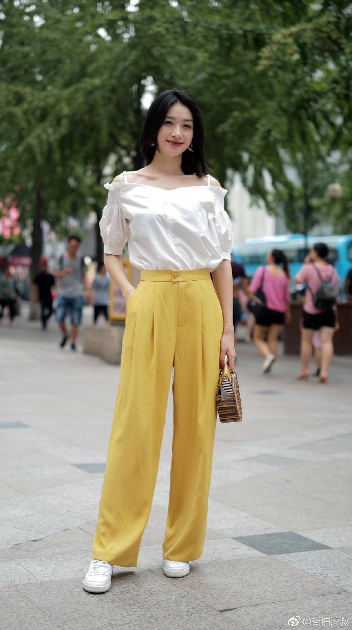 如果七夕节不知道怎么穿?那就穿白色上衣搭配长裤或者半身裙!