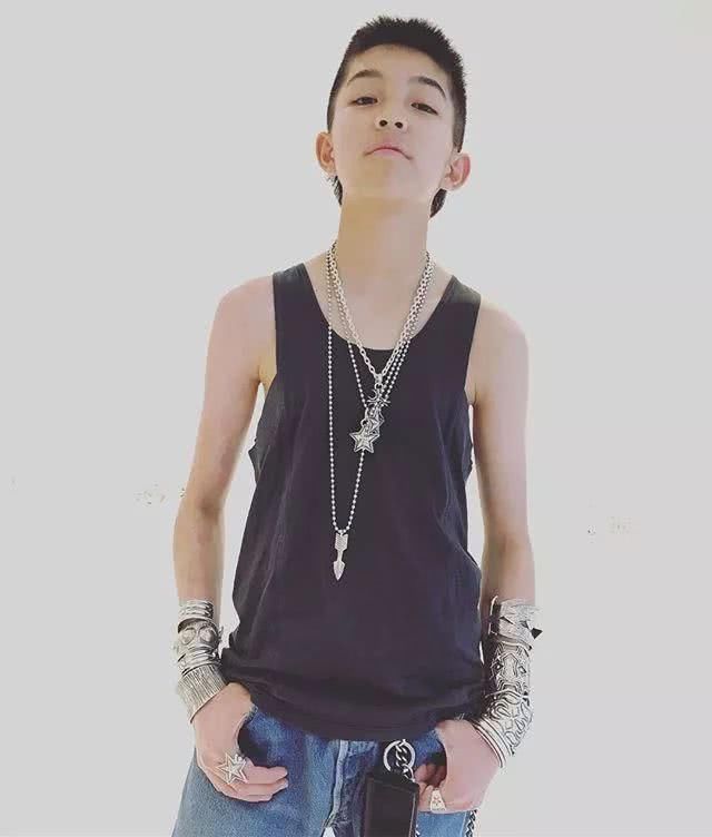 为什么女生穿背心很性感，男生穿就像老大爷!