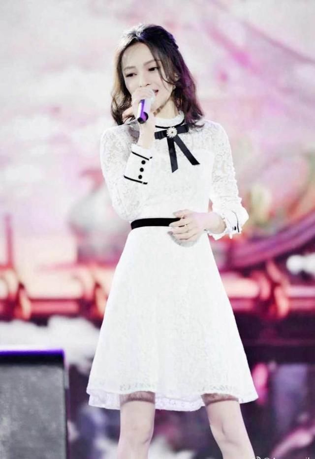 张韶涵真大胆！穿开叉旗袍还当众做这样动作 网友：这尺寸太开放