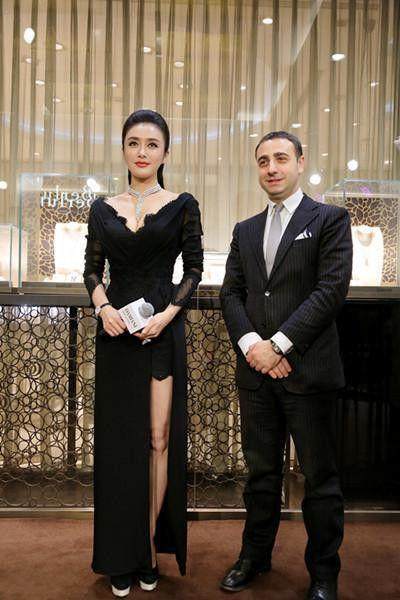 37岁秦岚真敢穿, 裙子开衩到腰, 网友: 蕾丝底裤太抢镜了