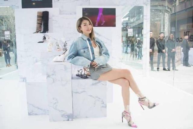 程晓玥裙子穿的太短，坐下时尴尬了！网友：我是郑恺也不要你！