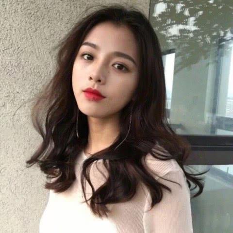 三四十岁的女人，头发不烫显老！换上这3款“发型”，时髦又年轻