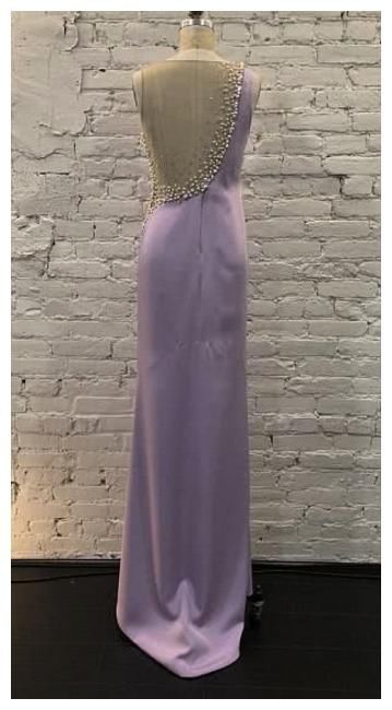 女子穿紫色礼服,花费500多万,网友吐槽:普通而廉价