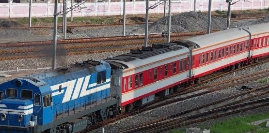 女孩火车上睡着,男子见睡姿不雅给她盖被子,走近一看吓得后退！