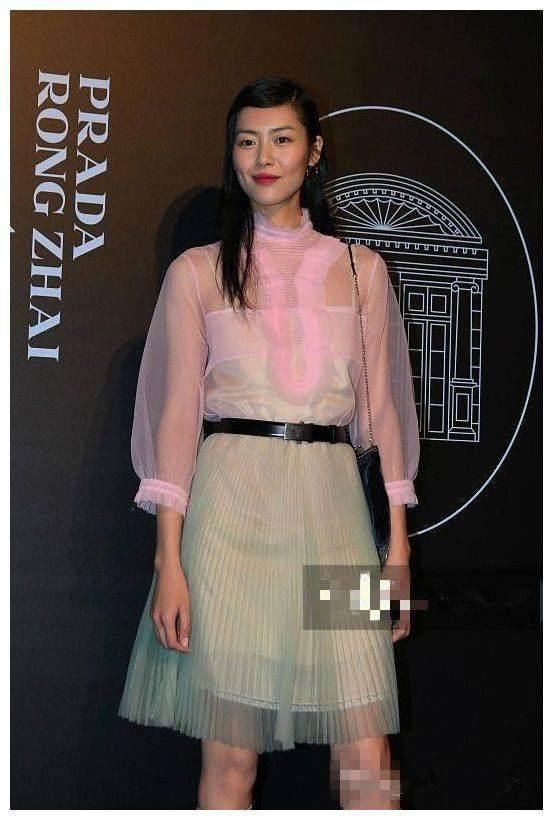 29岁刘雯穿少女装遭吐槽,网友:胸前的装饰像那啥,真接受不了!