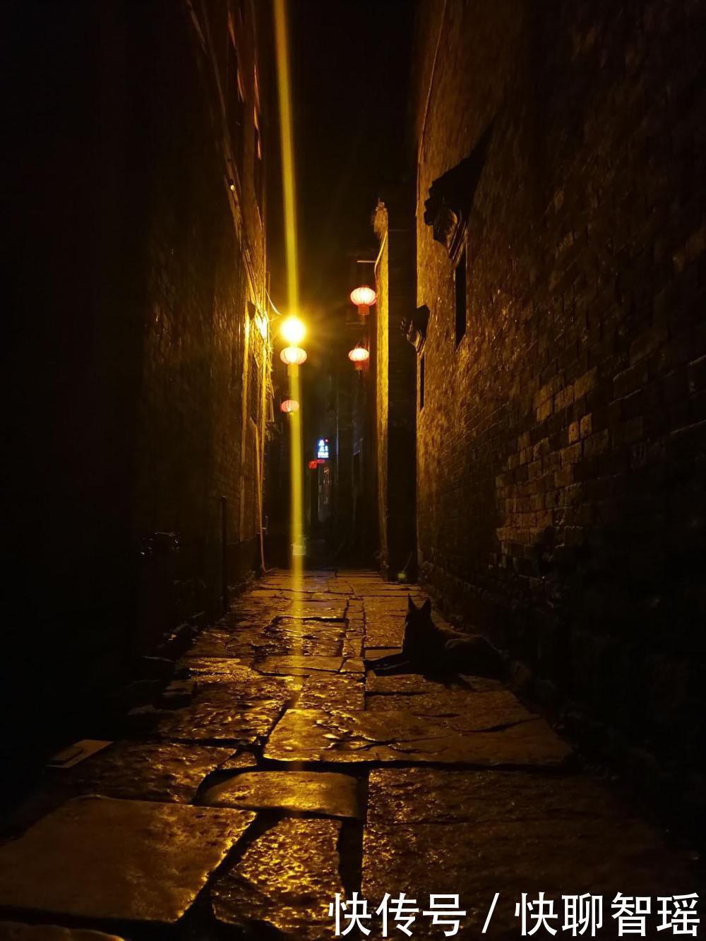 广西的深山里藏着一座千年古镇, 夜晚的红色魅影分外迷人