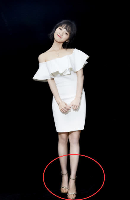 瘦身后的沈月厉害了!与关晓彤同穿一双高跟鞋，出乎意料的好看