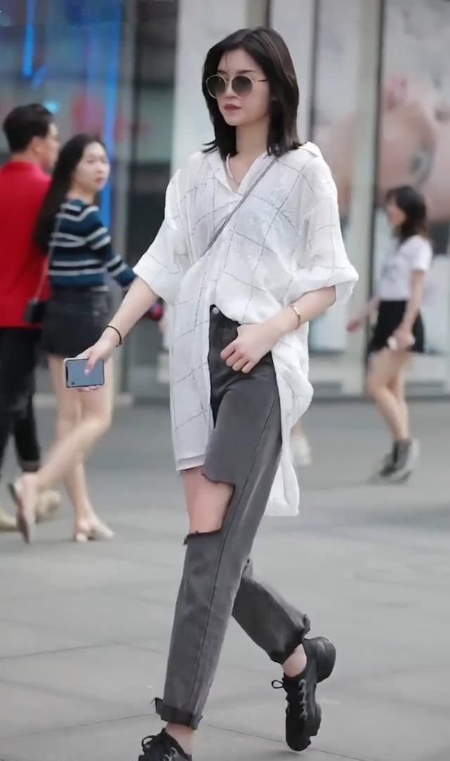  【破洞】小姐姐的破洞裤哪捡的？破洞像是用铲子刮破的，但显瘦效果绝了！