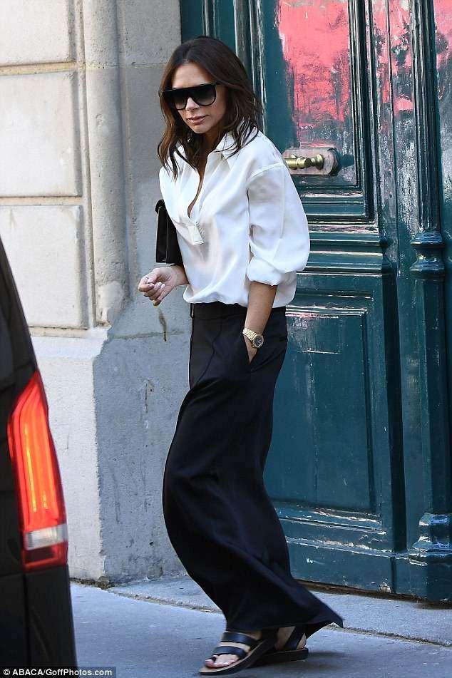 贝嫂舍弃高跟鞋穿平底凉鞋，脚倒是舒服了，但不是暴露身高了吗？