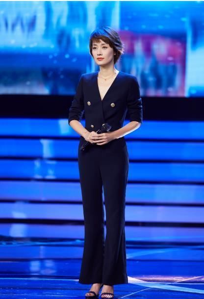 马伊琍穿白裙亮相，却被小7岁的孙俪比下去了，发型显老气